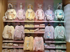 SHDL - Duffy & Friends X CookieAnn Sweatshirt For Adults -Disney IMG 2234 778350bc d1ad 4c75 b899 bd6de8637e82